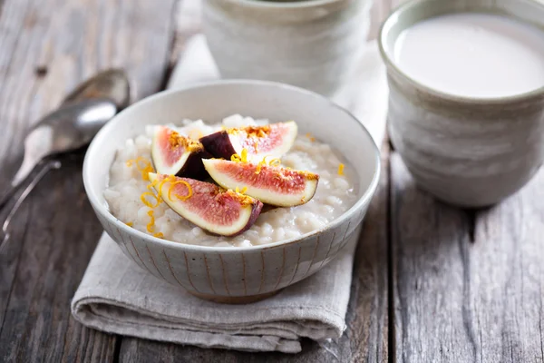 Rice pudding with vanilla and fresh figs — Stock Photo, Image