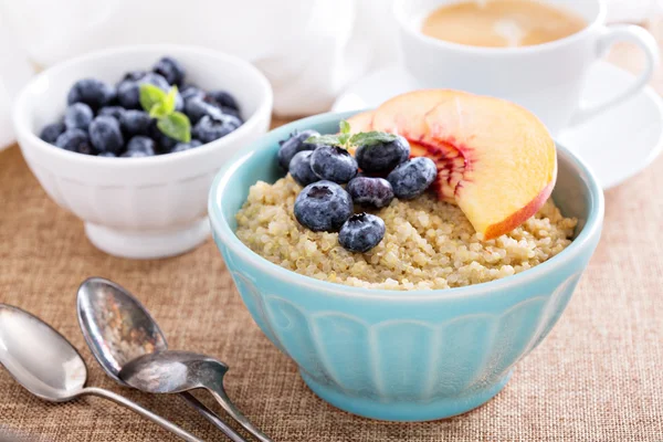 Petit déjeuner porridge de quinoa aux fruits frais — Photo