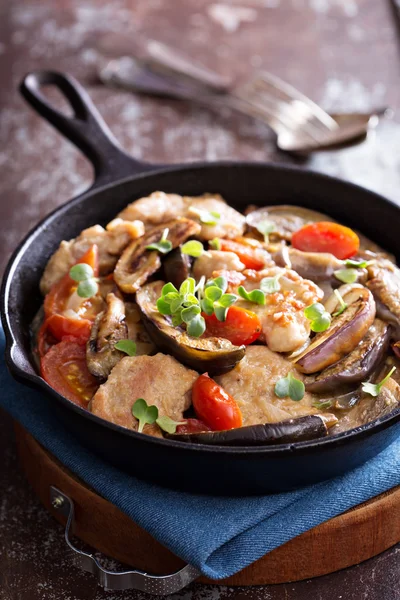 Chicken with tomatoes and eggplant — Stock Photo, Image