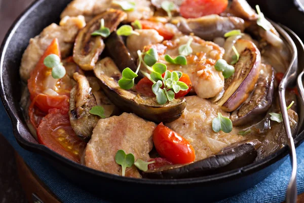 Frango com tomate e berinjela — Fotografia de Stock