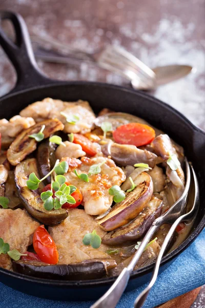 Chicken with tomatoes and eggplant — Stock Photo, Image