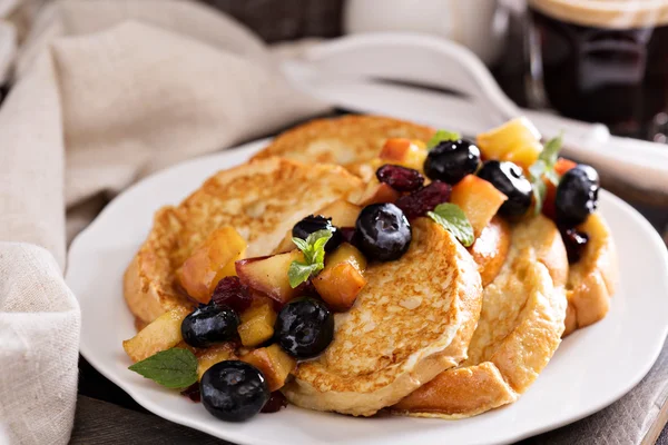 French toast con mela caramellata e sciroppo — Foto Stock