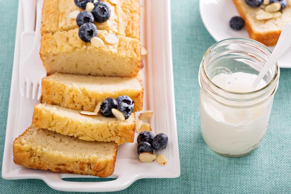 Lemon and almond pound cake — Stock Photo, Image