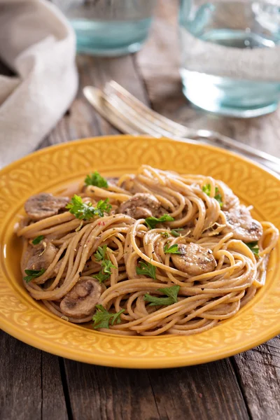 Pilz-Vollkornspaghetti — Stockfoto