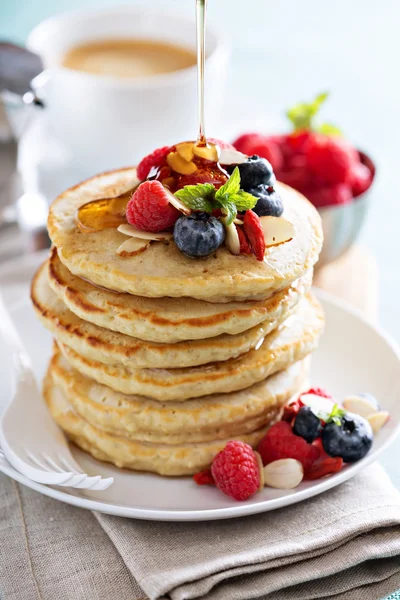 Pila de tortitas de avena esponjosa con bayas frescas — Foto de Stock