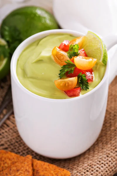Zuppa fredda di avocado con salsa di pomodoro — Foto Stock