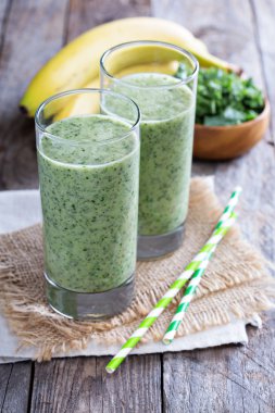 Yeşil smoothie muz ve kale ile