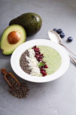 Chia ve lahana ile yeşil smoothie kase