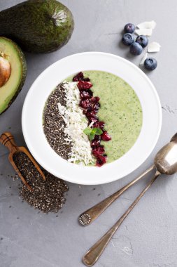 Chia ve lahana ile yeşil smoothie kase