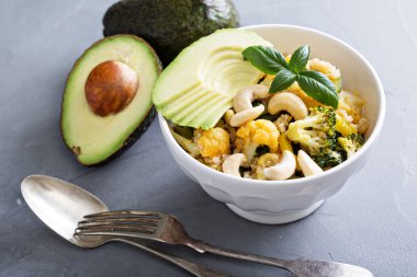 Sıcak sebze quinoa salata