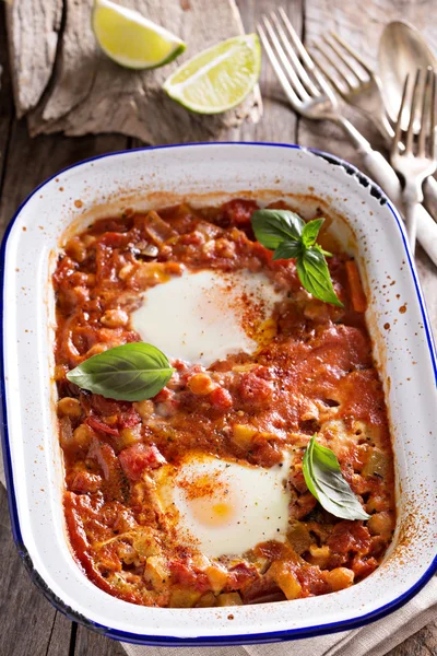 Baked eggs with vegetables and chickpeas — Stock Photo, Image