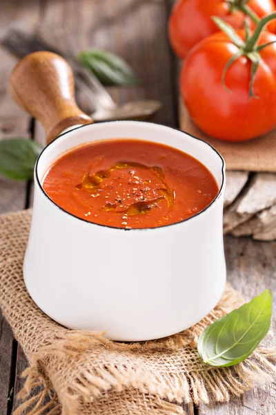 Vers gemaakte tomatensoep in een pan — Stockfoto