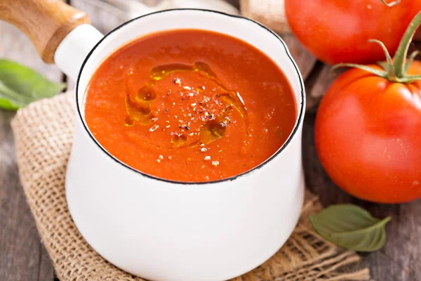 Vers gemaakte tomatensoep in een pan — Stockfoto