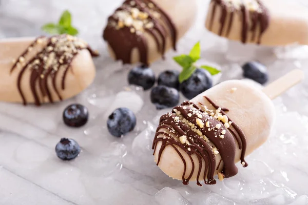 Picolés de banana e manteiga de amendoim com chocolate — Fotografia de Stock