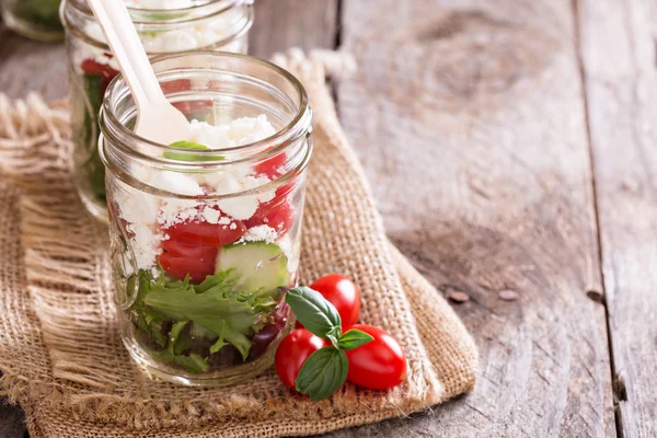 Salade in mason potten — Stockfoto