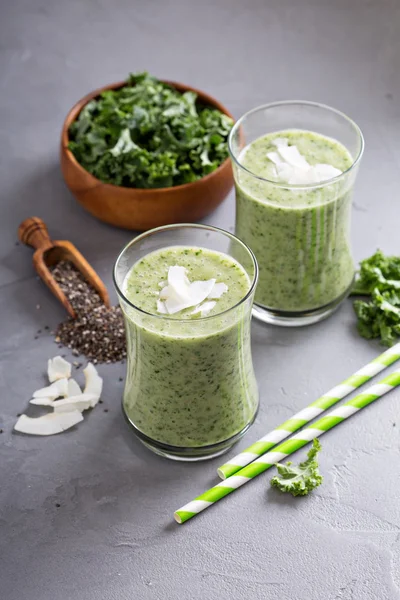 Groene smoothie met banaan, chia en boerenkool — Stockfoto