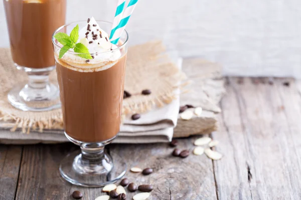 Frappuccino i ett glas med grädde — Stockfoto