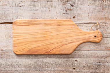 Ahşap rustik arka plan ile bir kesme tahtası