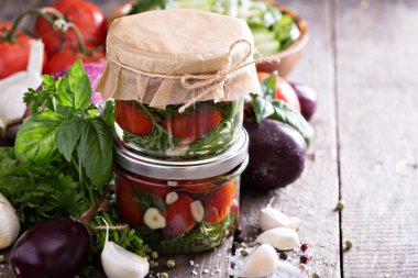 Ev yapımı konserve domates Dereotu ve sarımsak ile