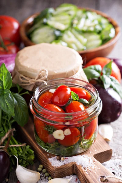 Ev yapımı konserve domates Dereotu ve sarımsak ile — Stok fotoğraf