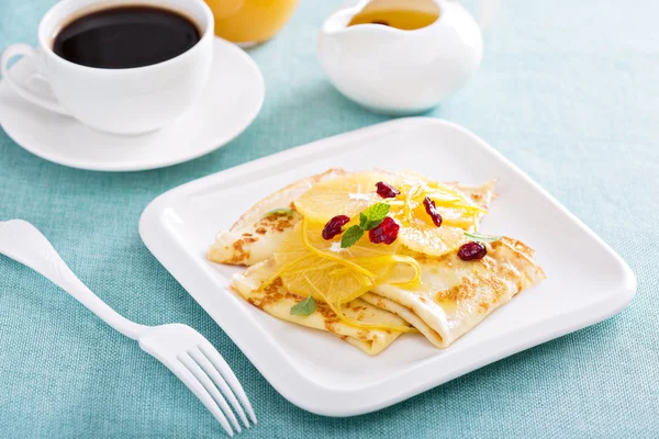 Crepes finos com molho cítrico e cranberry seco — Fotografia de Stock