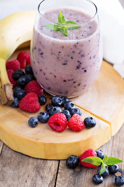 Frullato di banana e frutti di bosco misti — Foto Stock