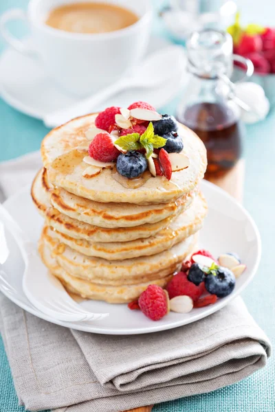 Pila de tortitas de avena esponjosa con bayas frescas — Foto de Stock