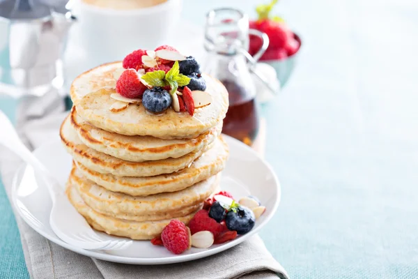 Crêpes d'avoine moelleuses empilées avec des baies fraîches — Photo