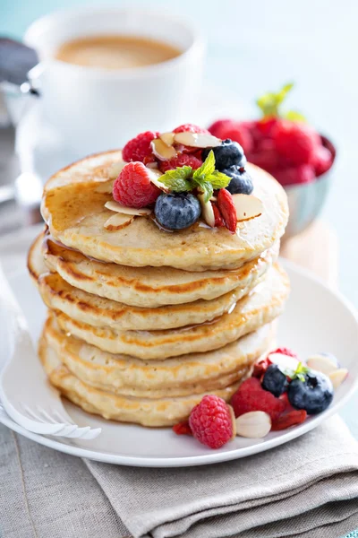 Pila de tortitas de avena esponjosa con bayas frescas — Foto de Stock