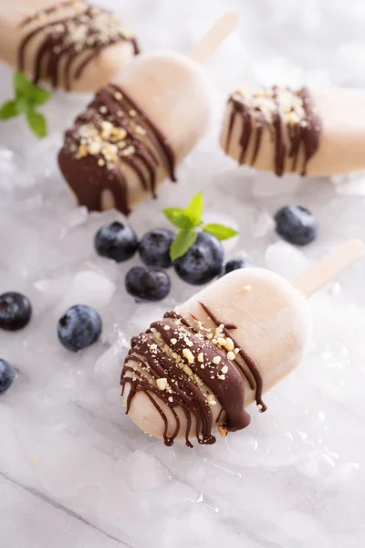 Picolés de banana e manteiga de amendoim com chocolate — Fotografia de Stock