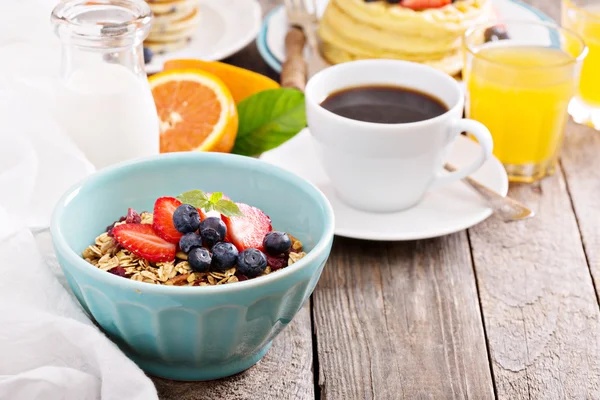 Frühstückstisch mit Müsli — Stockfoto