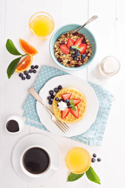 Mesa de pequeno-almoço com waffles e granola — Fotografia de Stock