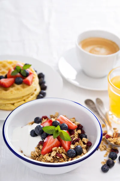 Müsli med färska bär i en skål — Stockfoto