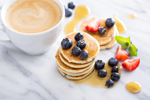 Empilement de petites crêpes aux baies fraîches — Photo