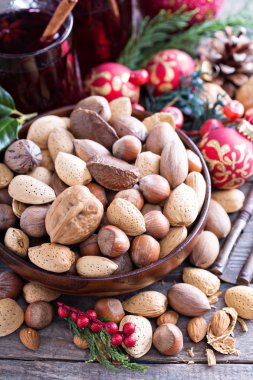 Fındık kabukları bir kase ile çeşitli