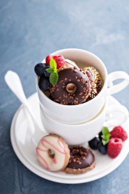 Küçük mini donuts içinde yığılmış kahve fincanı