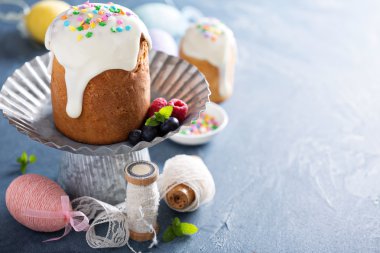 Geleneksel Paskalya kek beyaz sır ile mayalanarak