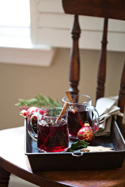 Mulled wine with cinnamon and star anise — Stock Photo, Image