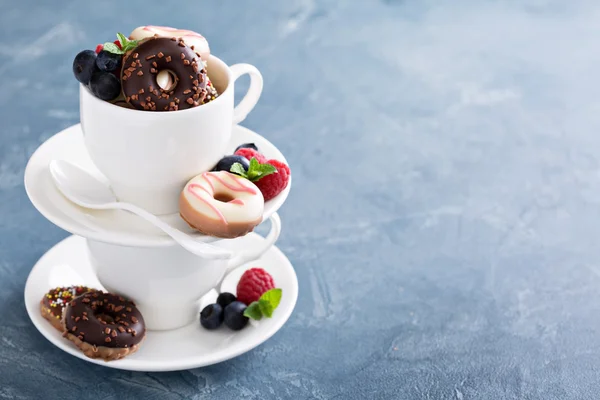 Piccole mini ciambelle in tazze di caffè impilate — Foto Stock
