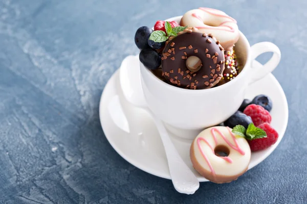 Piccole mini ciambelle in tazze di caffè impilate — Foto Stock