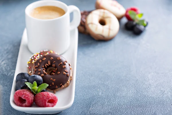 Kleine mini donuts en koffie — Stockfoto