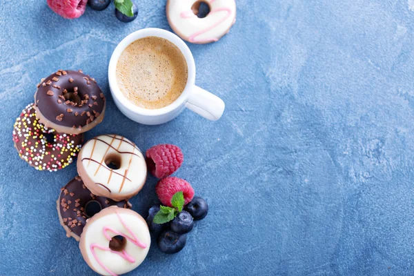 Small mini donuts with fresh berries — Stock Photo, Image