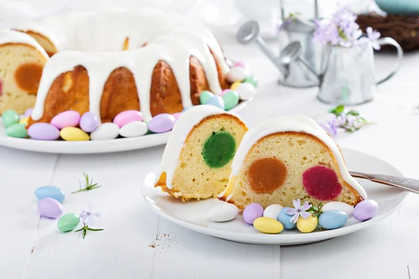 Bolo de Páscoa com enchimento colorido e esmalte — Fotografia de Stock