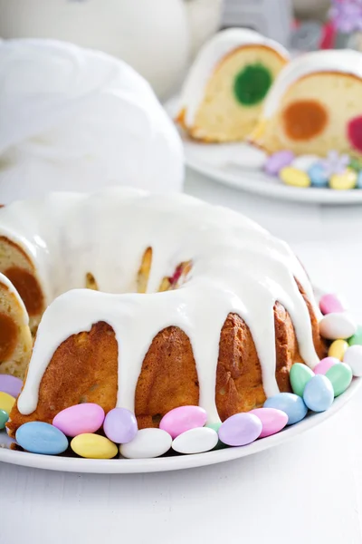 Gâteau de Pâques avec remplissage coloré et glaçage — Photo