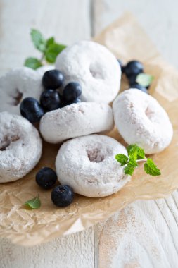 Parşömen üzerine pudra şekeri çörek