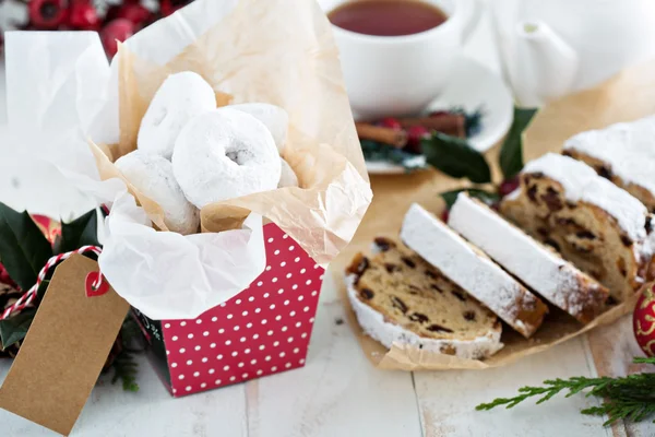 Çörek ve çay ile Noel stollen gıda hediyeler — Stok fotoğraf