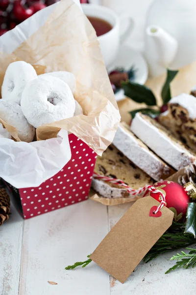 Lebensmittelgeschenke Donuts und Christstollen mit Tee — Stockfoto