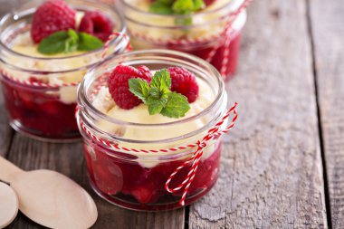 Bir kavanoz berry cramble renkli ve delisious tatlı