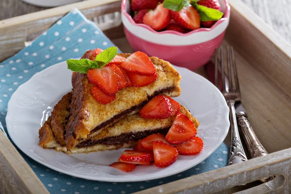 Franse toast met chocopasta en aardbei — Stockfoto