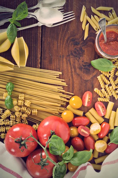 Variedad de pasta y tomates — Foto de Stock